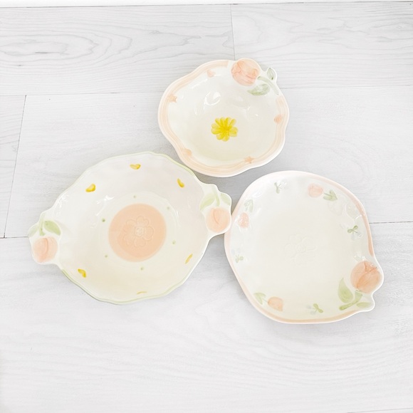 Kawaii Japanese Tulip Dinnerware Set – 2 Bowls & 1 Plate